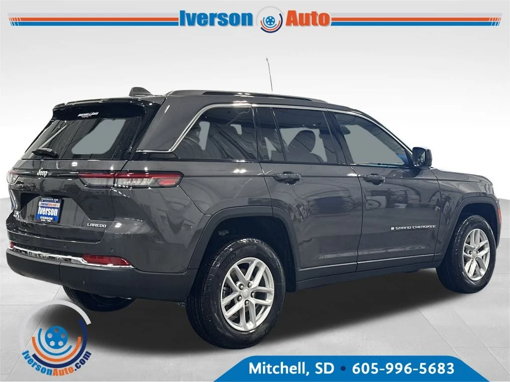 New 2026 Baltic Gray Metallic Clear-Coat Exterior Paint Jeep Laredo X image 8