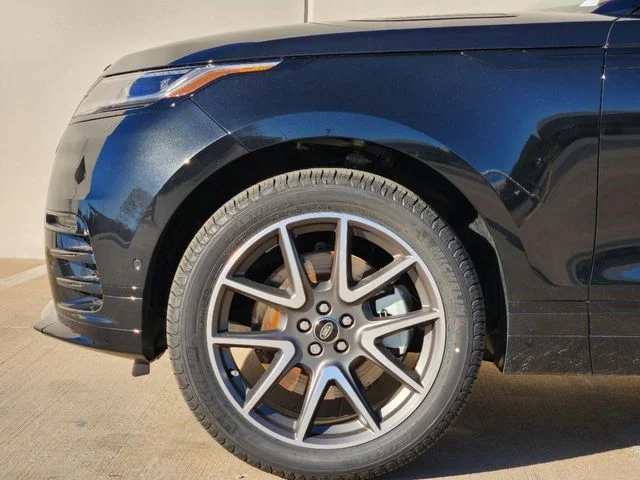 Used 2025 Black Land Rover Dynamic SE image 9