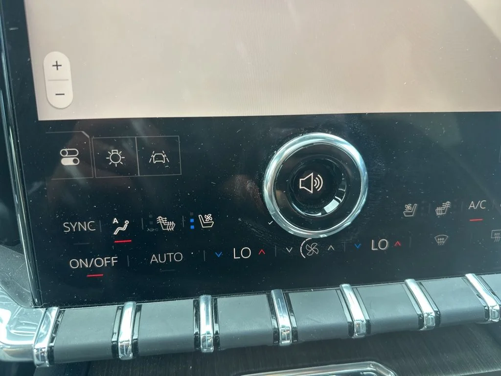 Used 2025 White GMC Denali image 22