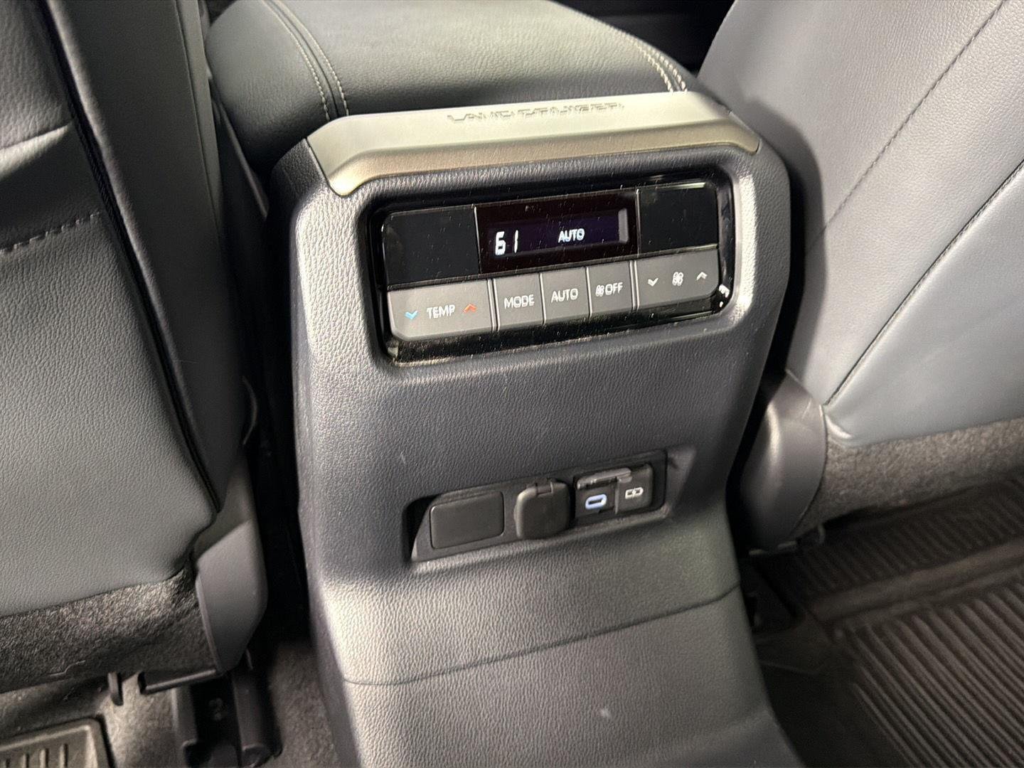 Used 2024 Wind Chill Pearl Toyota Base image 19