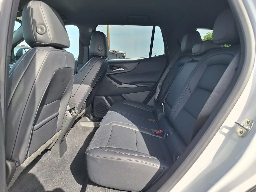 Used 2025 Summit White Chevrolet LT image 10