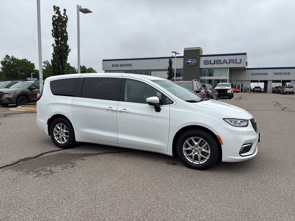 2023 Chrysler Pacifica Touring L's photo