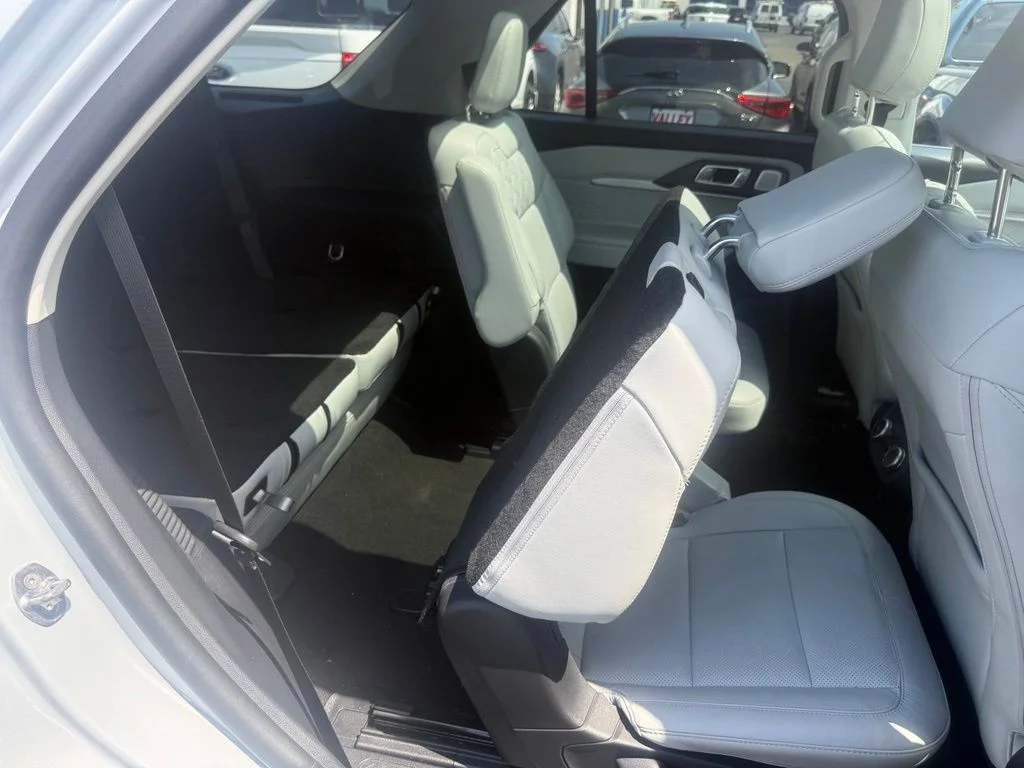 Used 2025 White Metallic Ford Platinum image 55