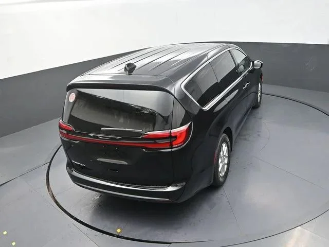 New 2027 Diamond Black Crystal Pearl-Coat Exterior Paint Chrysler Select image 17