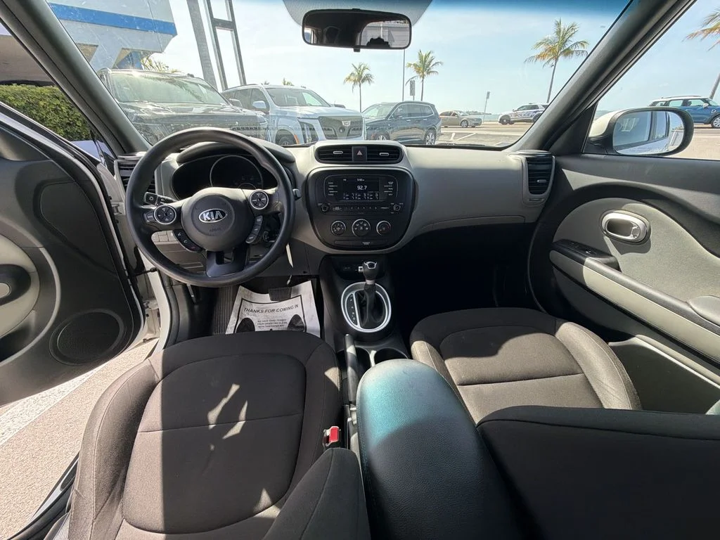 Used 2018 White Kia Base image 27