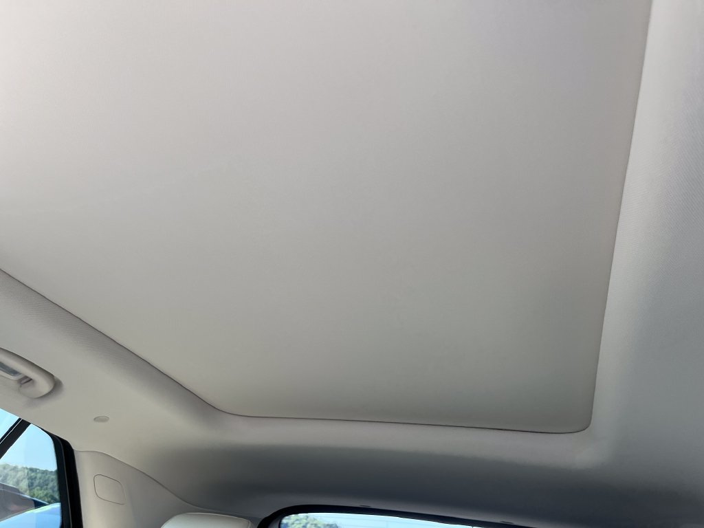 Used 2023 Black Buick Avenir image 21