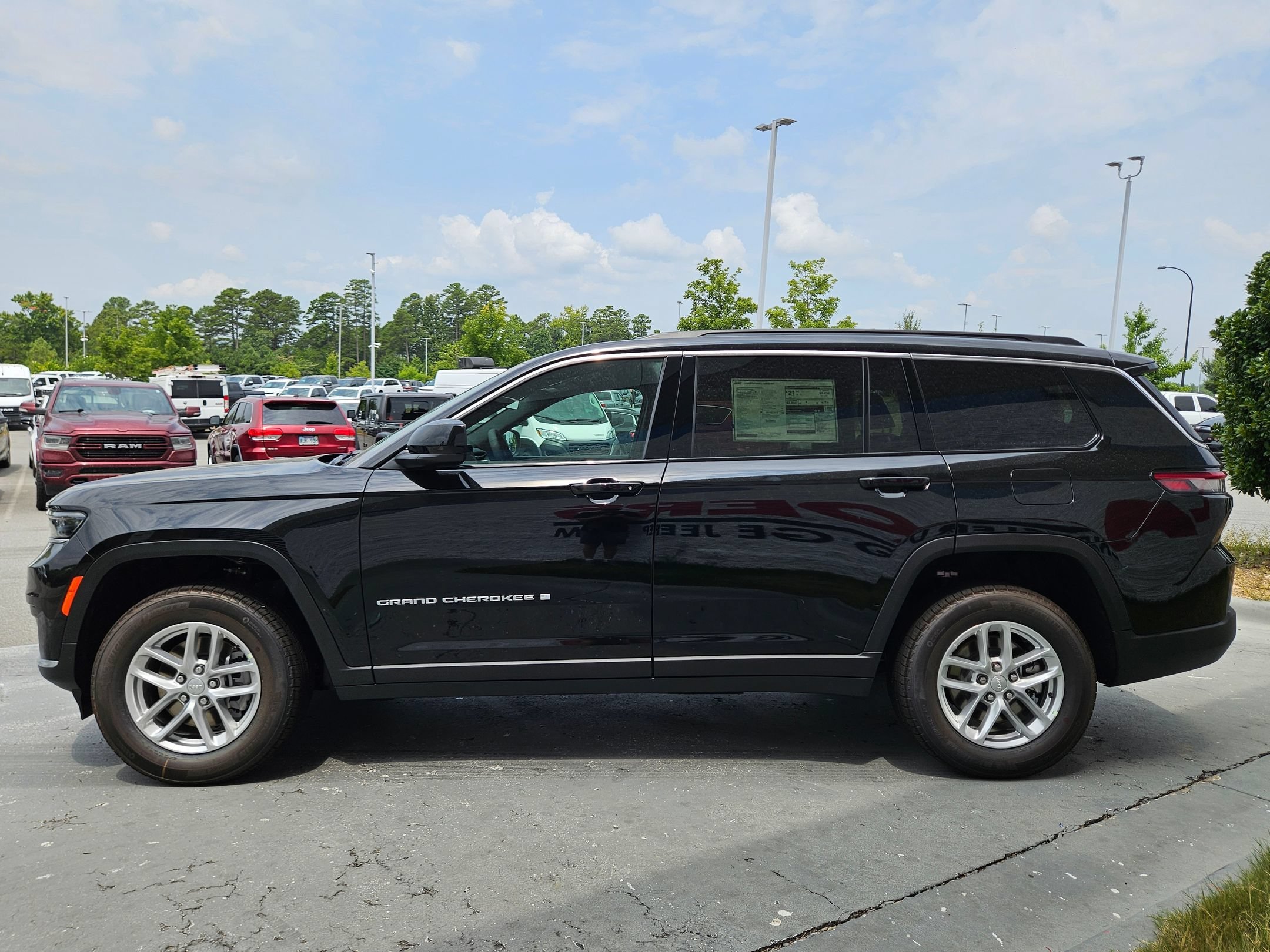New 2026 Diamond Black Crystal Pearlcoat Jeep Laredo image 4