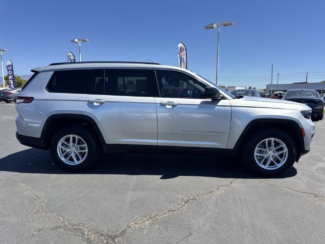 Used 2023 Silver Jeep Laredo image 6