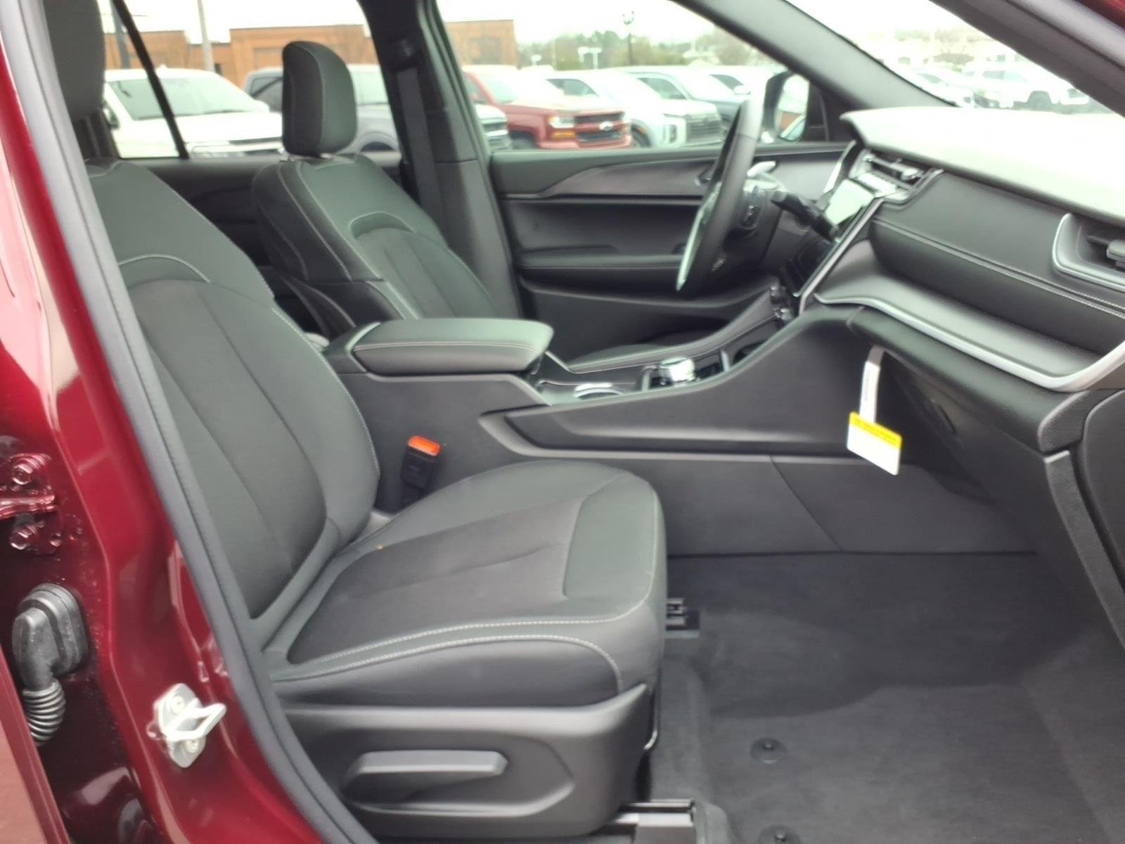 New 2026 Velvet Red Pearl-Coat Exterior Paint Jeep Laredo image 20