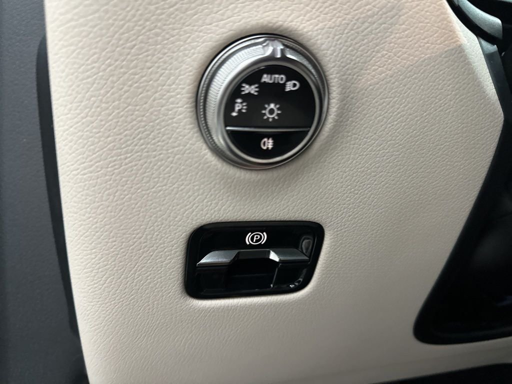 Used 2026 Silver Mercedes-Benz GLC 300 image 17
