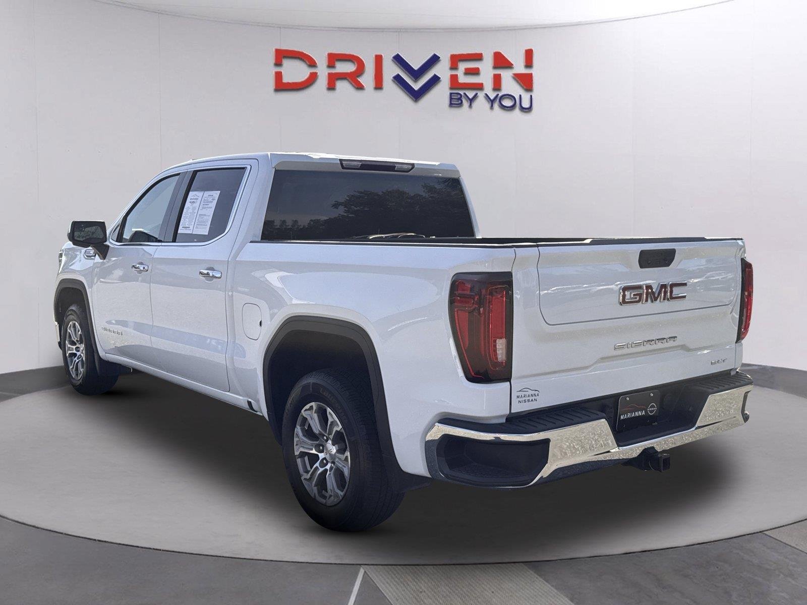 Used 2025 SUMMIT WHITE GMC SLT image 5