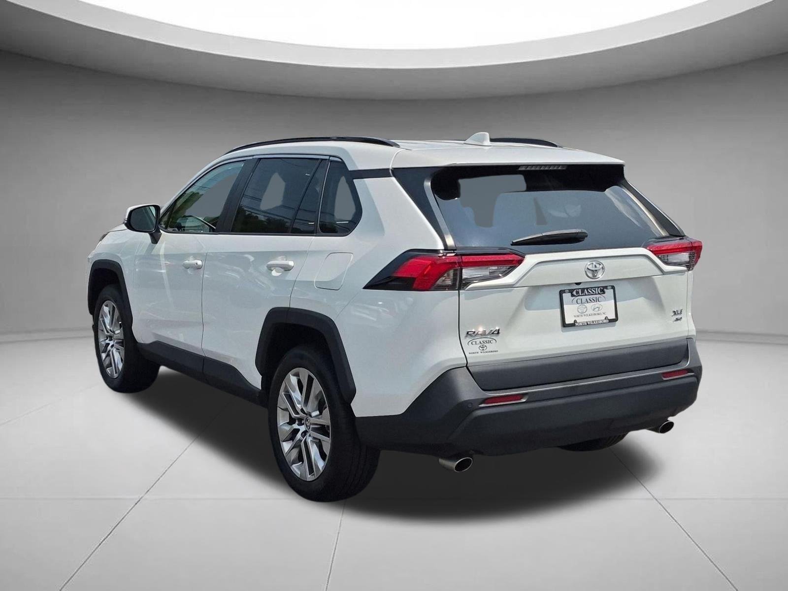 Used 2023 Wind Chill Pearl Toyota XLE Premium image 3