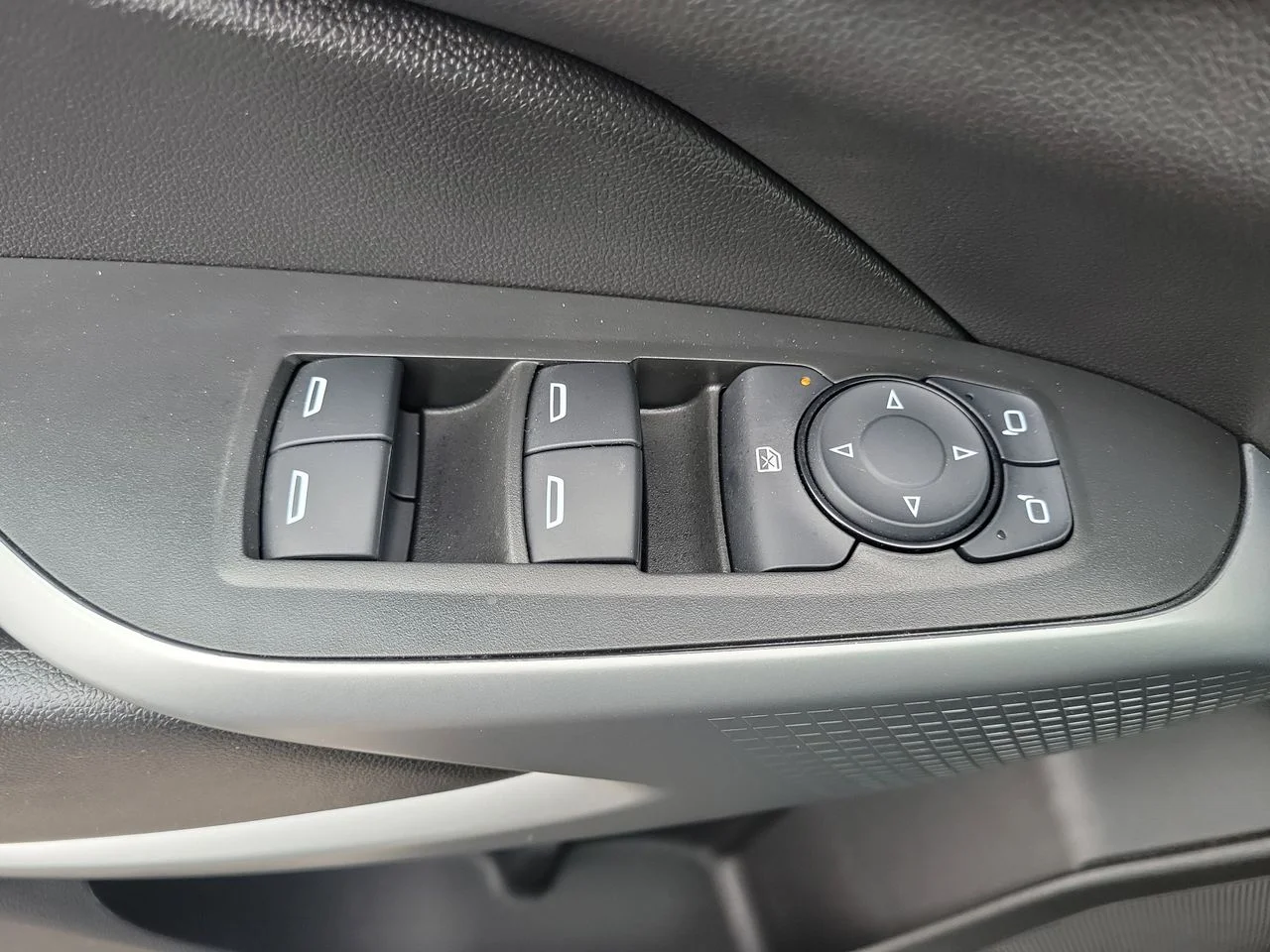 Used 2025 Gray Chevrolet LS image 25