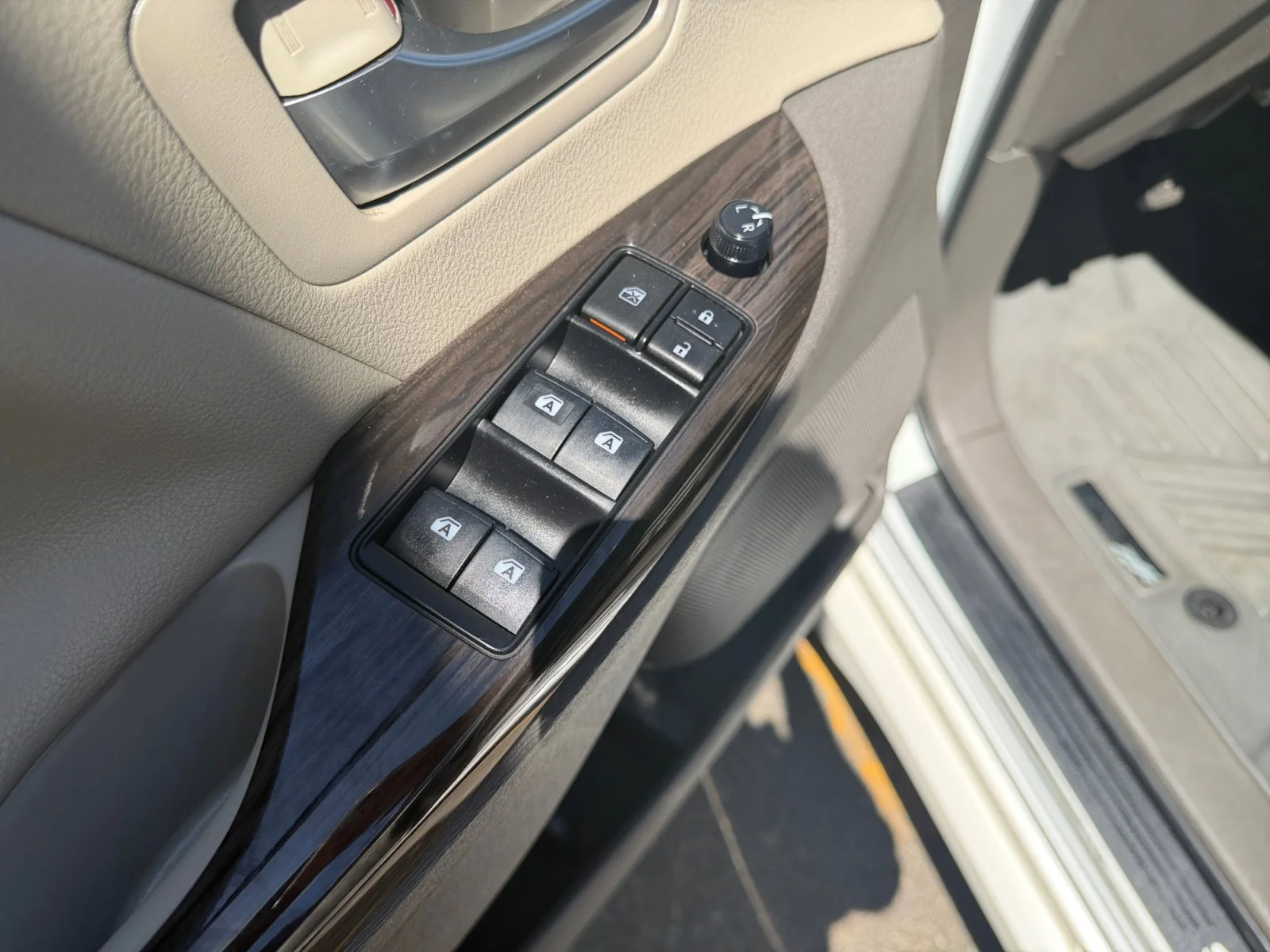 Used 2018 Super White Toyota XLE Premium image 29