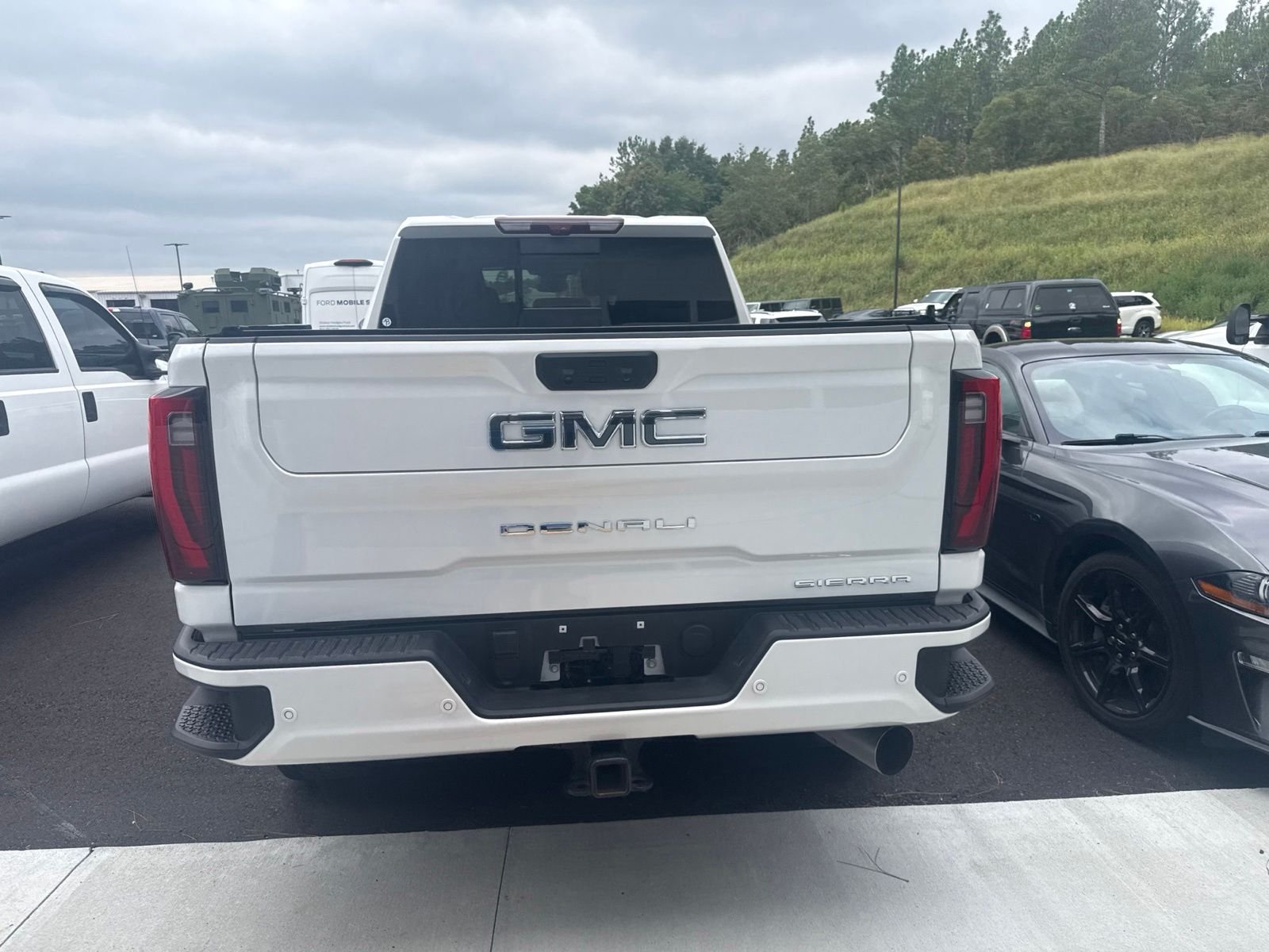 Used 2025 White GMC Denali Ultimate image 5
