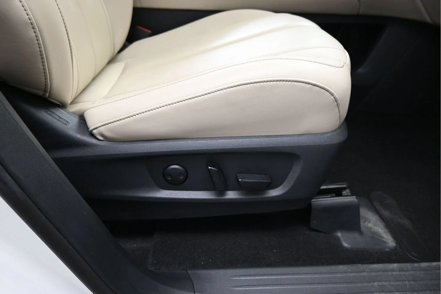 Certified Used 2025 Majestic White INFINITI LUXE image 15