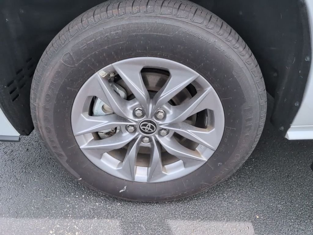 2025 Toyota Sienna LE - Photo 15