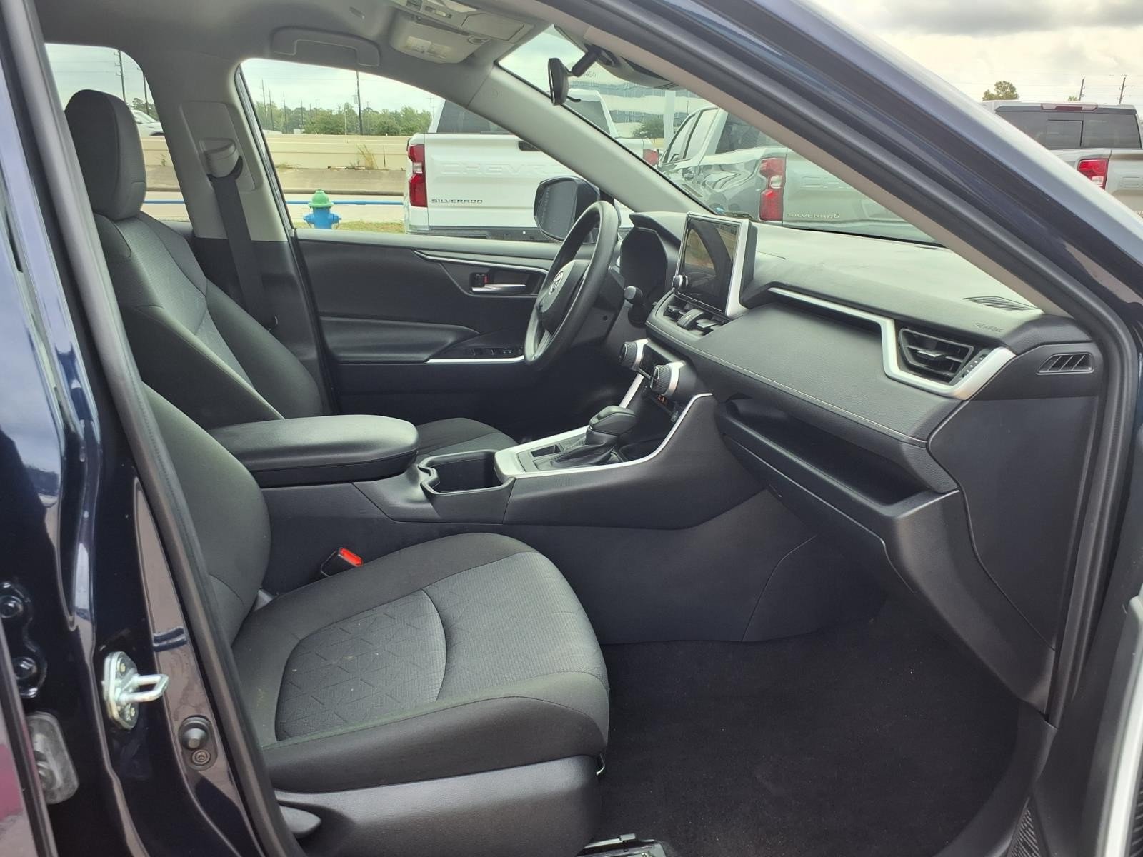 2025 Toyota RAV4 XLE - Photo 12
