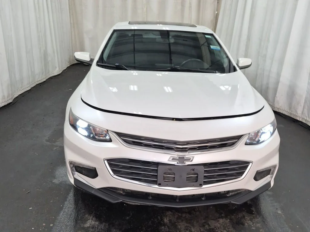Used 2018 Pearl Chevrolet LT image 2