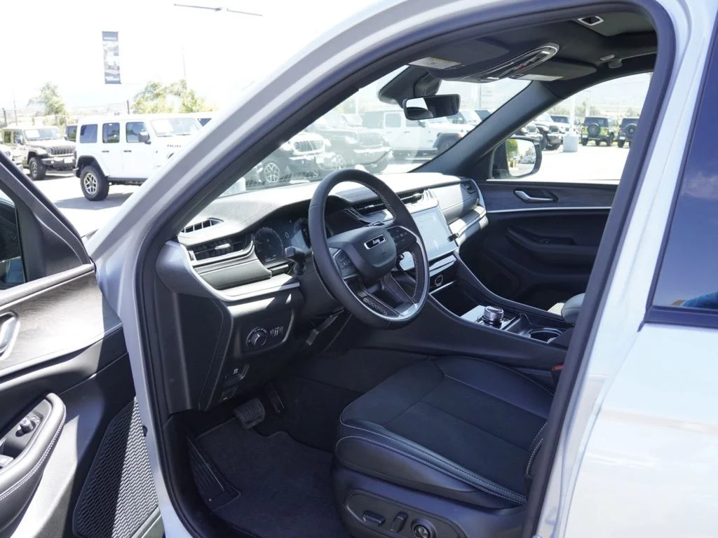New 2026 Silver Zynith Exterior Paint Jeep Laredo Altitude image 19