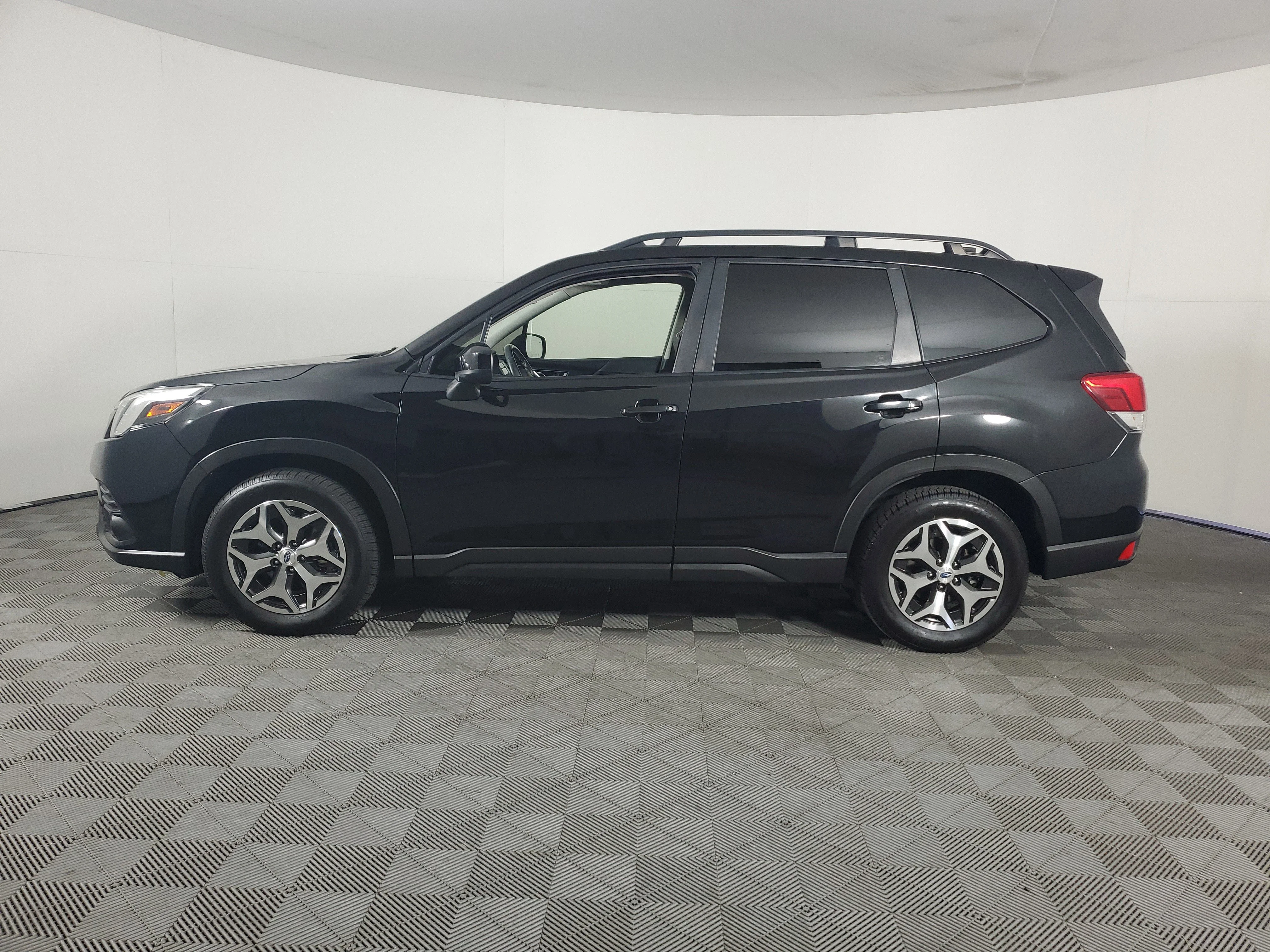 Used 2022 Crystal Black Silica Subaru Premium image 7
