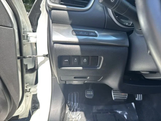 Used 2016 White Nissan SR image 24