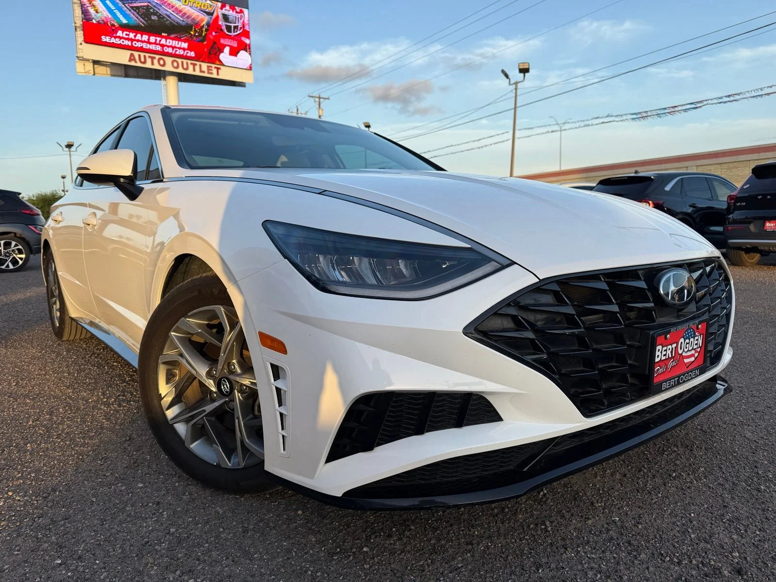 Used 2023 White Hyundai SEL image 1