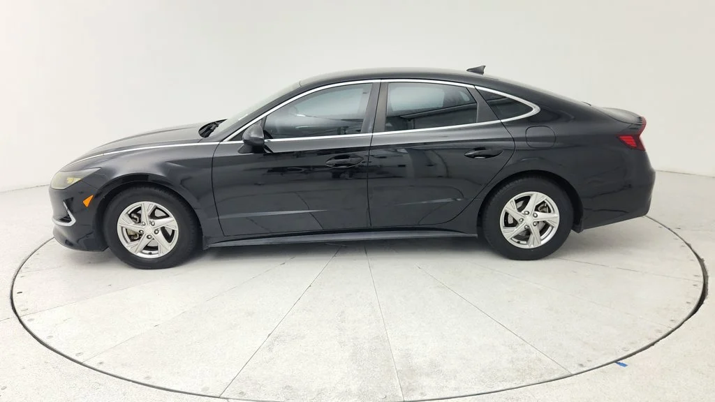 Used 2021 Black Hyundai SE image 4