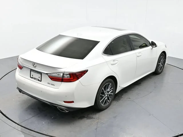 Used 2016 Eminent White Pea Lexus 4DR SDN image 23