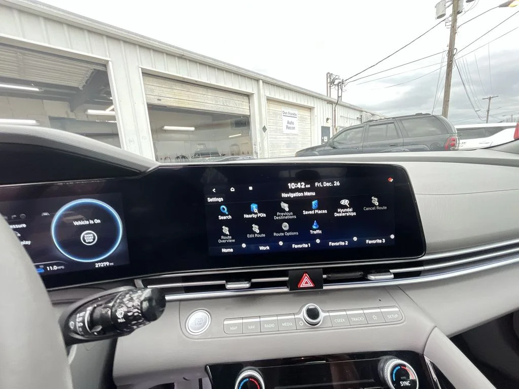 Used 2025 Silver Hyundai SEL Convenience image 18
