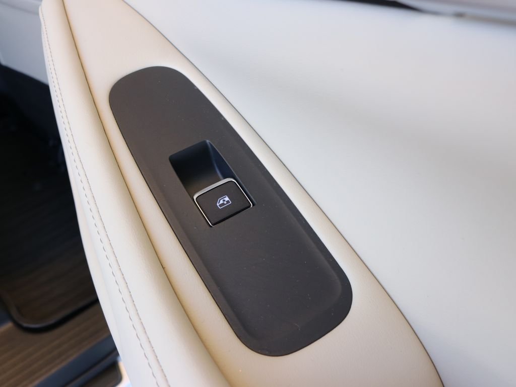 Certified Used 2025 White INFINITI LUXE image 41