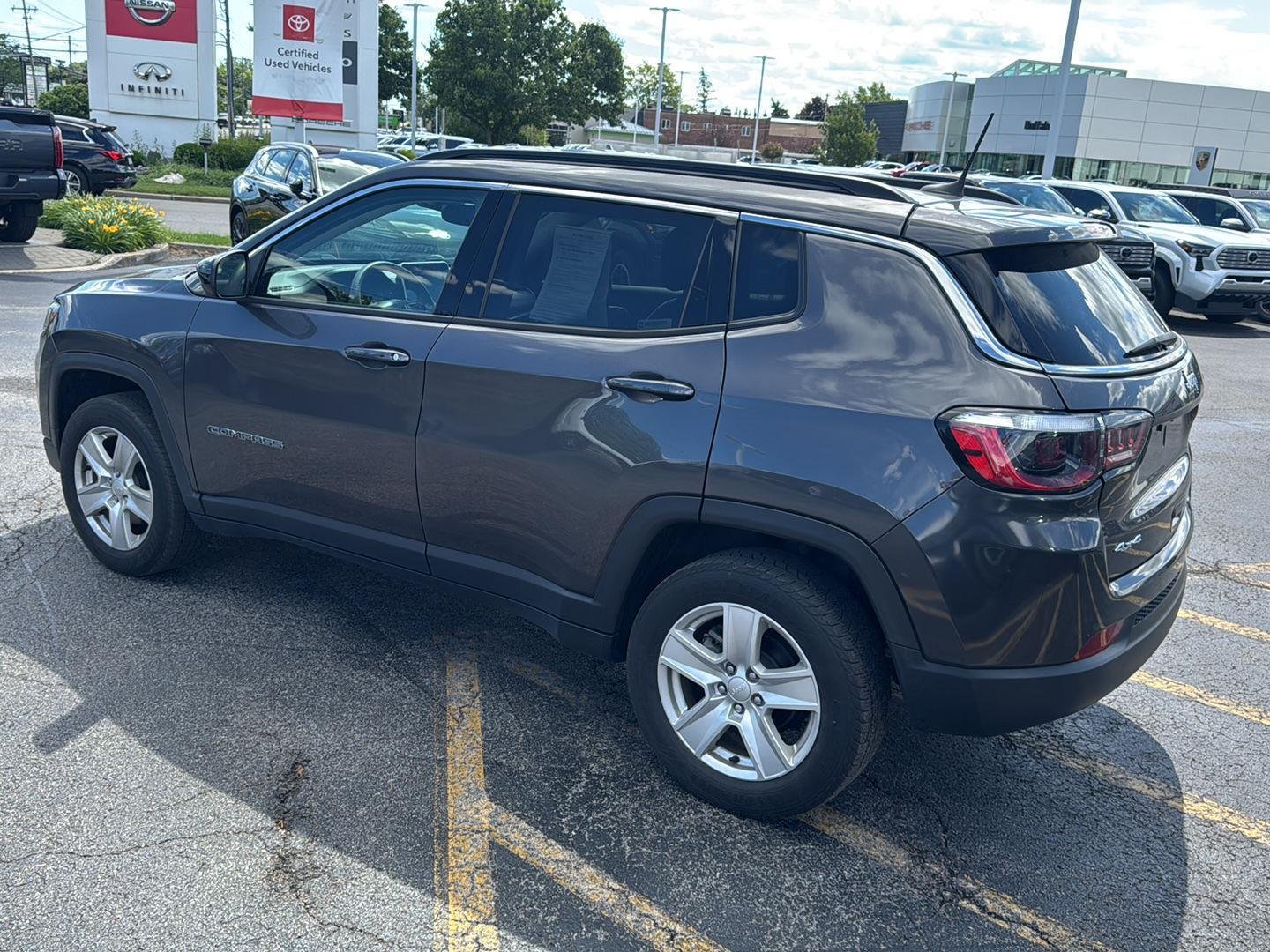 Used 2022  Jeep Latitude image 4