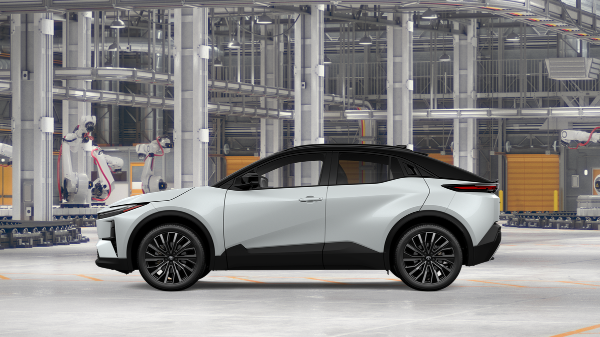 New 2026 Wind Chill Pearl with Midnight Black Metallic roof Toyota XSE image 4