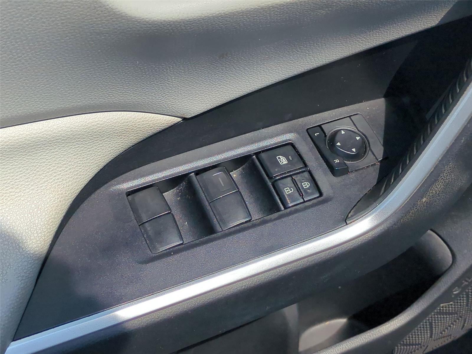 Used 2020 Super White Toyota XLE image 30