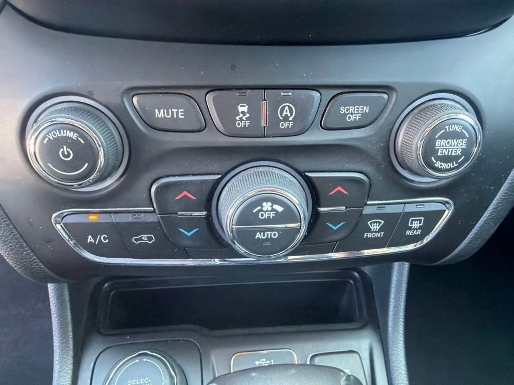 Used 2019 Gray Jeep Limited image 24