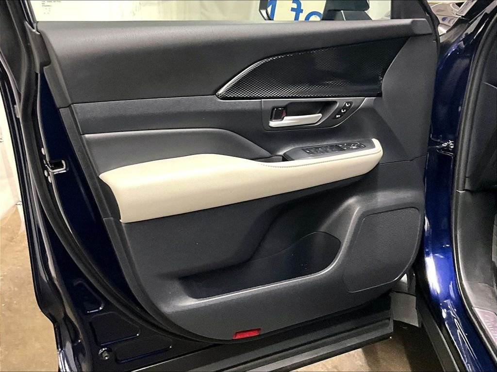 Certified Used 2026  Toyota MAX Platinum image 9