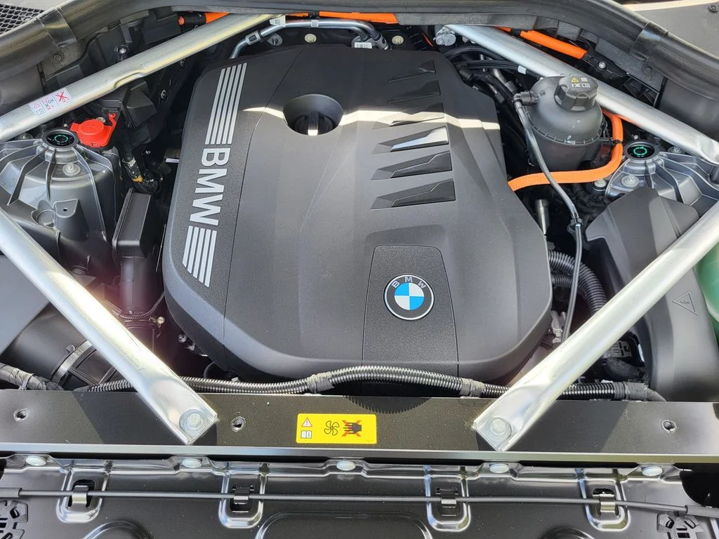 New 2026 Skyscraper Grey Metallic BMW xDrive50e image 29