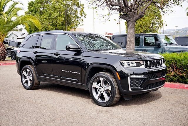 New 2026 Diamond Black Crystal Pearl-Coat Exterior Paint Jeep Limited image 6