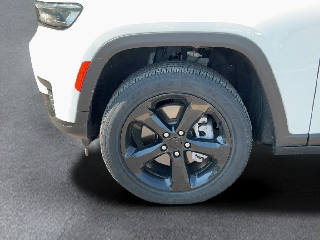 Used 2023 White Jeep Altitude image 16