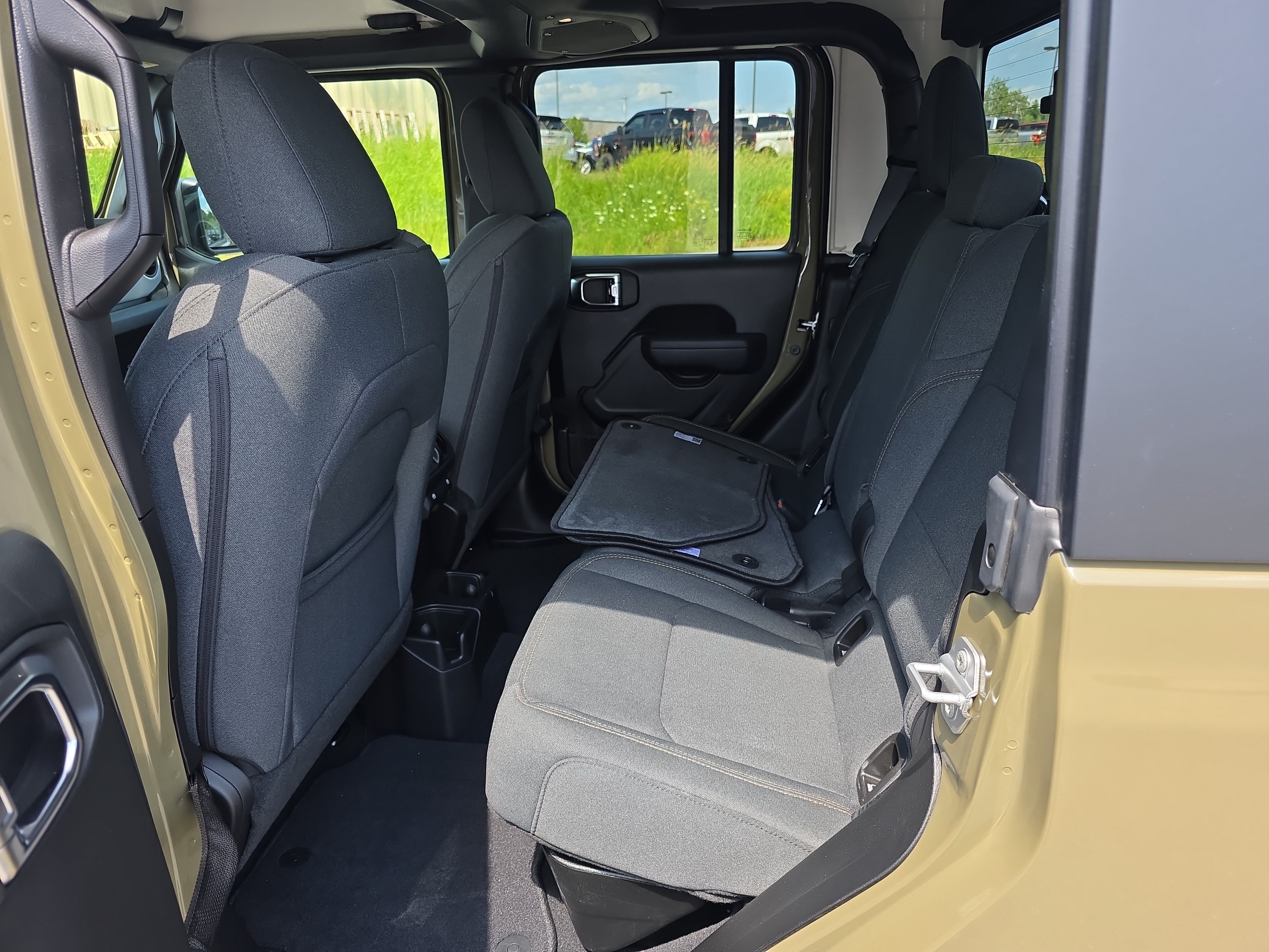 Used 2025 41 Jeep Sport S image 10