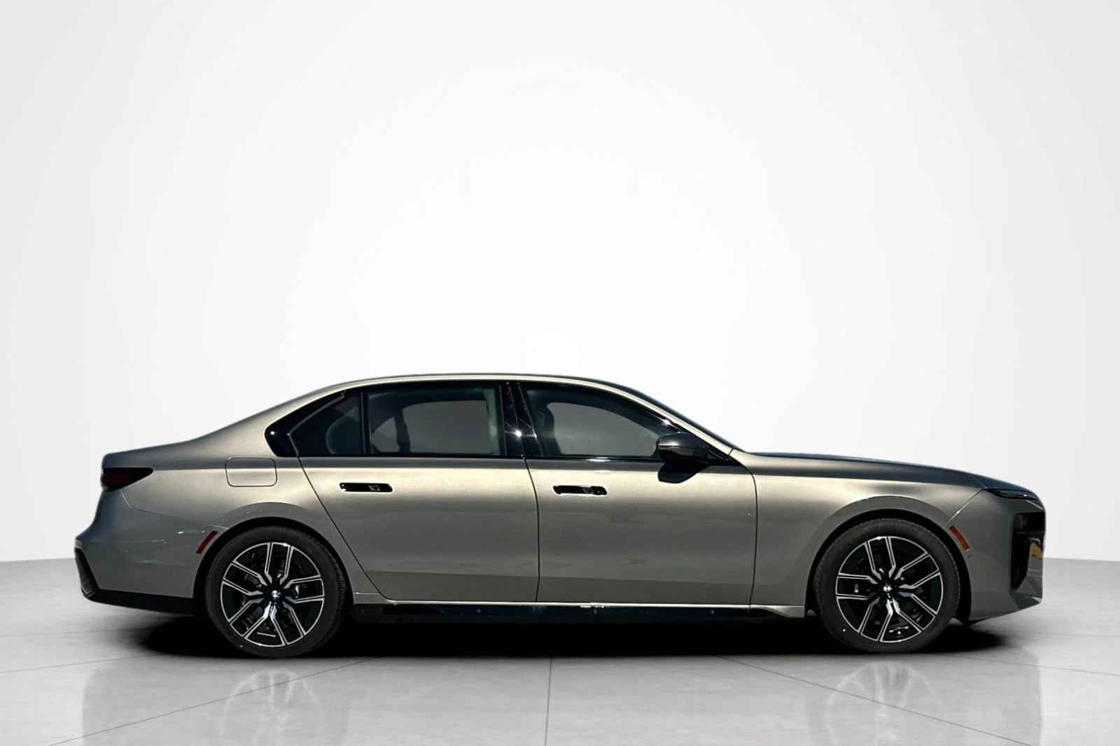 New 2026 Oxide Grey Metallic BMW 750e xDrive image 6