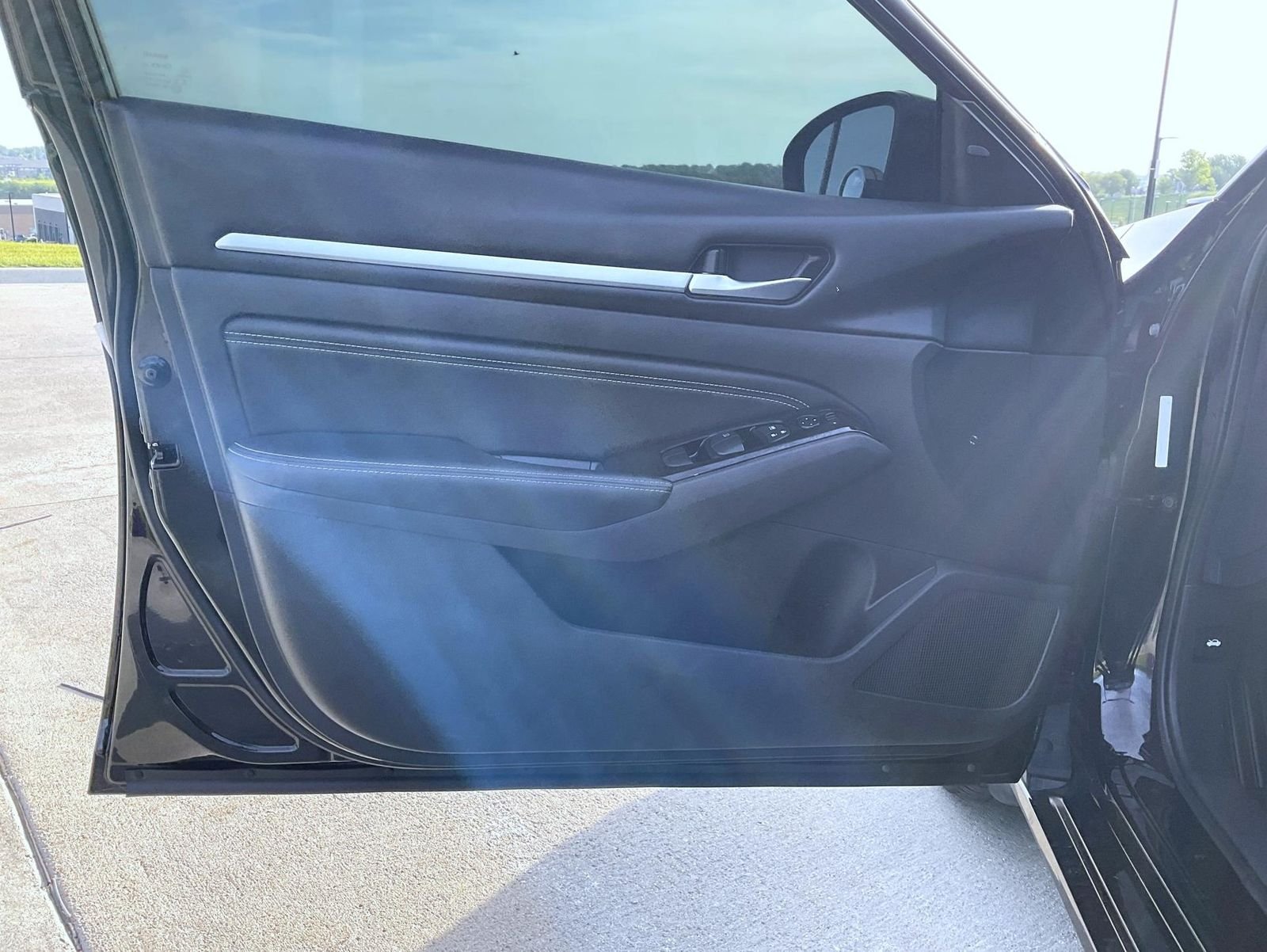 Used 2022 Black Nissan 2.5 SV image 10