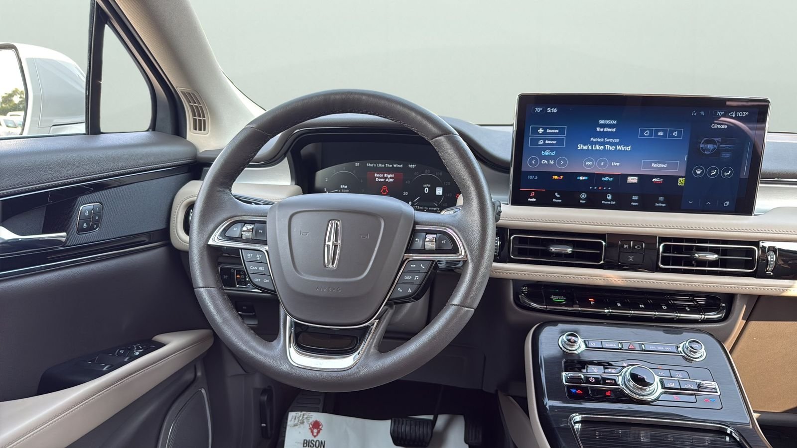 Used 2023 White Lincoln Standard image 12