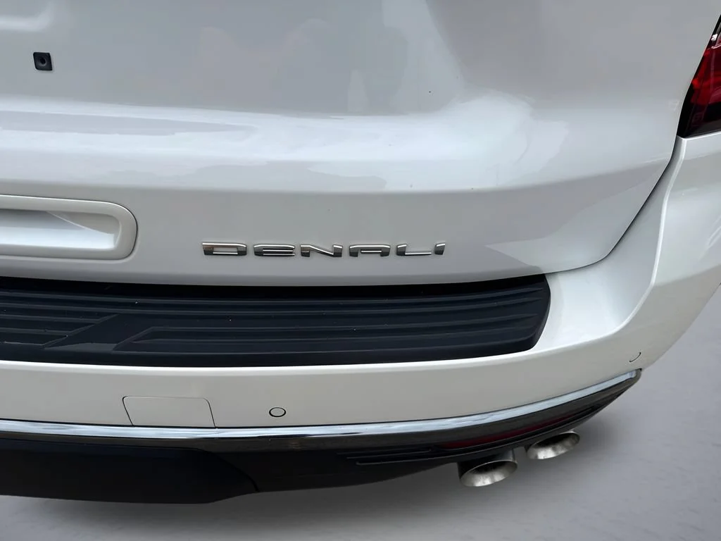 Used 2023 White Frost Tricoat GMC Denali Ultimate image 42