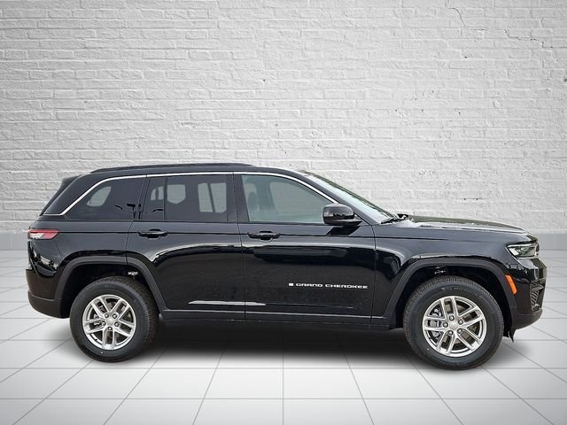 New 2026 Diamond Black Crystal Pearlcoat Jeep Laredo image 5
