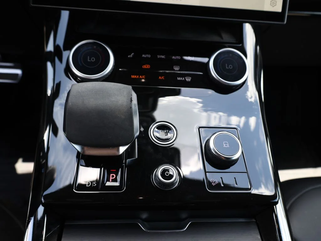 Used 2023 White Land Rover SE Dynamic image 28