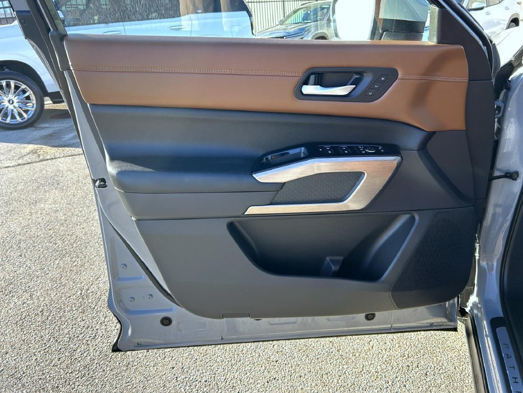 Used 2024 Gray Nissan Platinum image 10