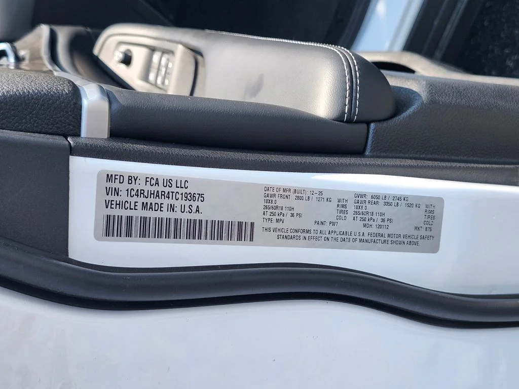 New 2026 Bright White Clear-Coat Exterior Paint Jeep Altitude image 36