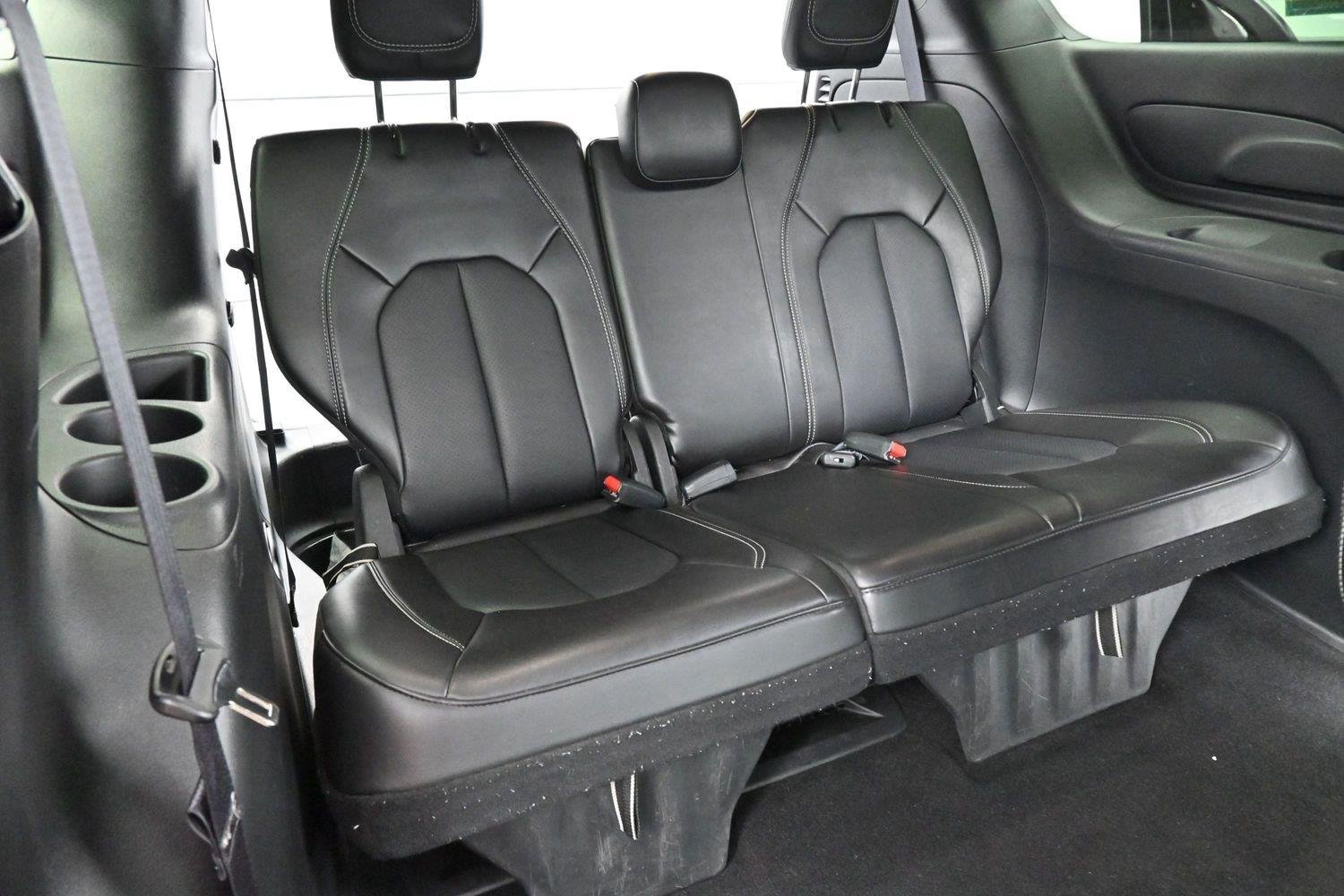 Used 2025 Diamond Black Crystal Pearlcoat Chrysler Select image 33