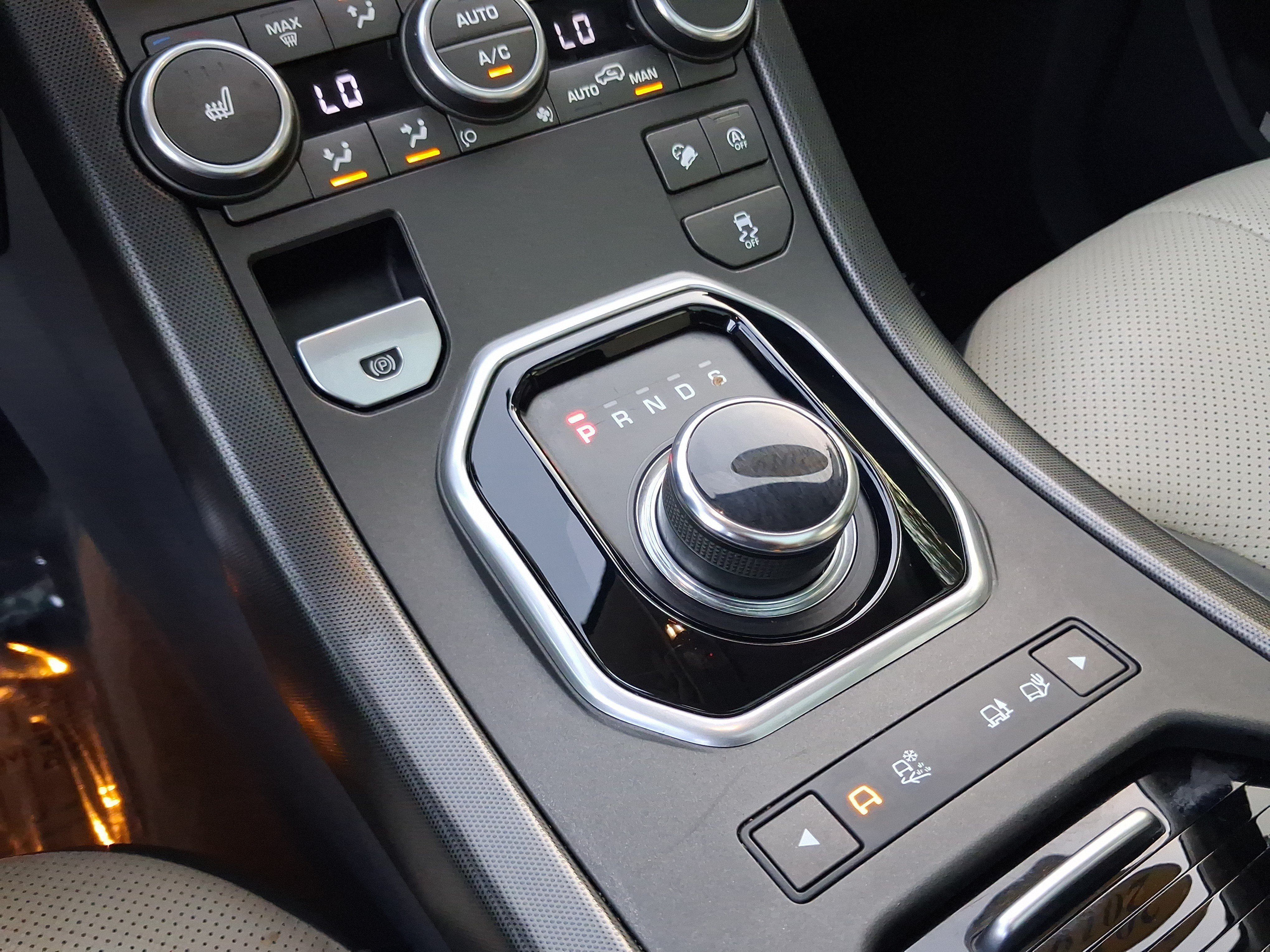 Used 2019  Land Rover SE image 23